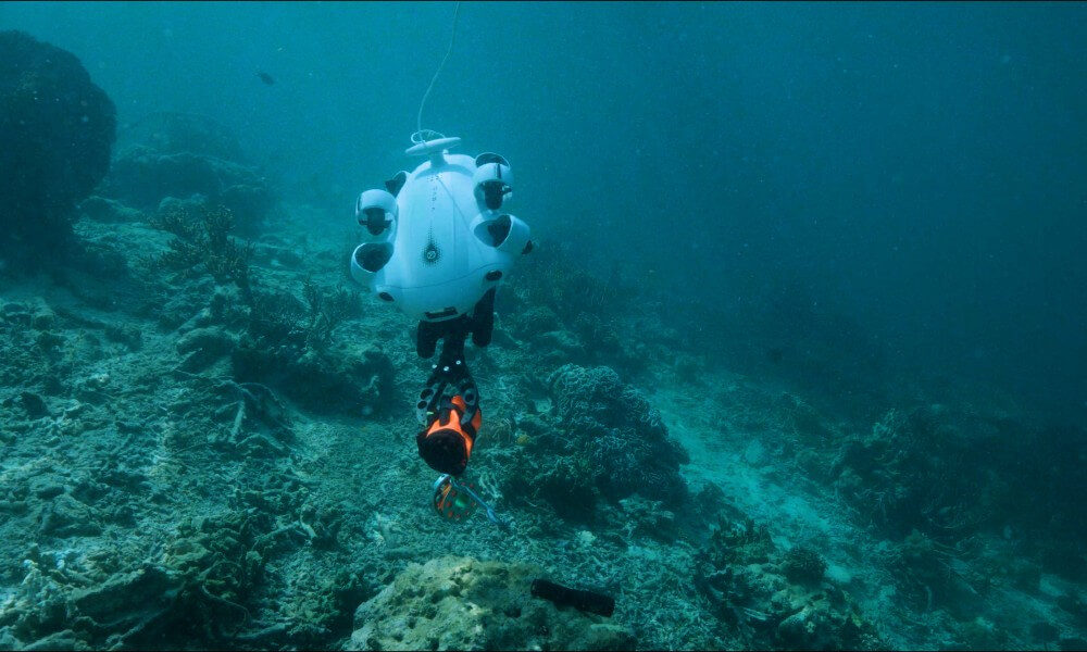 FIFISH V-EVO Live Robotic Arm Working Picture